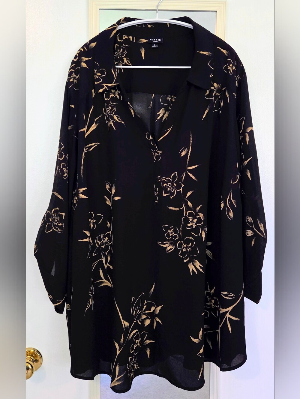 torrid Plus Size 6 (30/32) Black Tunic with Gold Floral Print